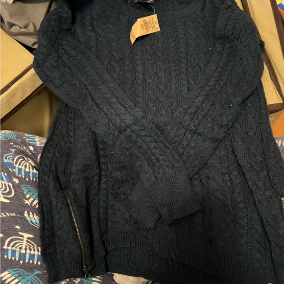 American Eagle Sweater - Picture 2 of 4